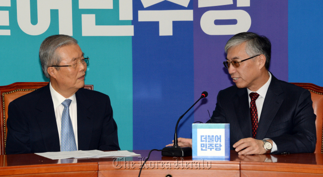 Kim Chong-in (left), interim chairman of the main opposition The Minjoo Party of Korea, speaks with Chinese Ambassador to South Korea Chu Guo Hong on Tuesday in Seoul. (MPK)