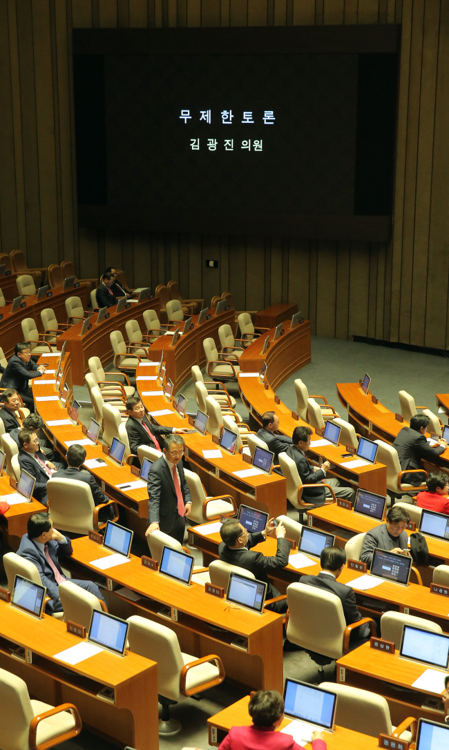 Opposition lawmakers gather to listen to the Minjoo Party of Korea Rep. Kim Kwang-jin’s filibuster against a counter-terrorism bill. Yonhap