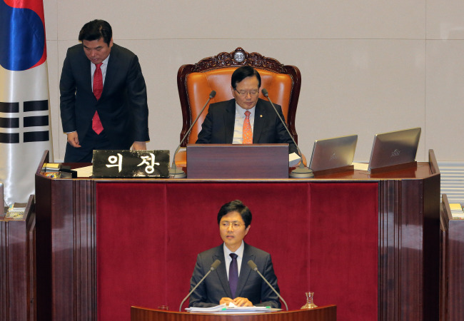 National Assembly Speaker Chung Ui-hwa (top) and Kim Kwang-jin of the main opposition The Minjoo Party are seen at the afternoon parliamentary plenary session on Tuesday. (Yonhap)