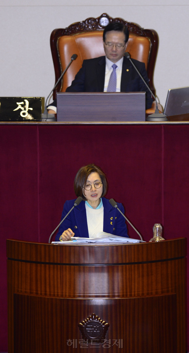 은수미 더불어민주당 의원이 24일 국회 본회의장에서 테러방지법의 본회의 의결을 막기 위한 무제한토론을 새벽부터 이어가고 있다. 은 의원은 새벽 2시30분부터 토론을 시작해 김광진 의원의 5시간 32분 기롣을 깨고 기록을 이어가고 있다. 박해묵 기자/mook@heraldcorp.com
은수미 더불어민주당 의원이 24일 국회 본회의장에서 테러방지법의 본회의 의결을 막기 위한 무제한토론을 새벽부터 이어가고 있다. 은 의원은 새벽 2시30분부터 토론을 시작해 김광진 의원의 5시간 32분 기롣을 깨고 기록을 이어가고 있다. 박해묵 기자/mook@heraldcorp.com