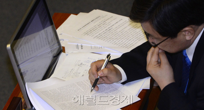[사진설명=은수미 더불어민주당 의원이 24일 국회 본회의장에서 테러방지법의 본회의 의결을 막기 위한 무제한토론을 새벽부터 이어가고 있는 가운데 이종걸 더민주당 원내대표가 자료를 살피고 있다. 박해묵 기자/mook@heraldcorp.com]