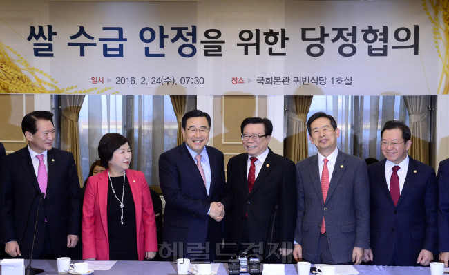 김정훈 새누리당 정책위의장과 이동필 농림축산식품부 장관을 비롯한 참석자들이 24일 오전 서울 여의도 국회에서 열린 쌀 수급 안정을 위한 당정협의에서 포토세션을 가지고 있다. 박해묵 기자/mook@heraldcorp.com