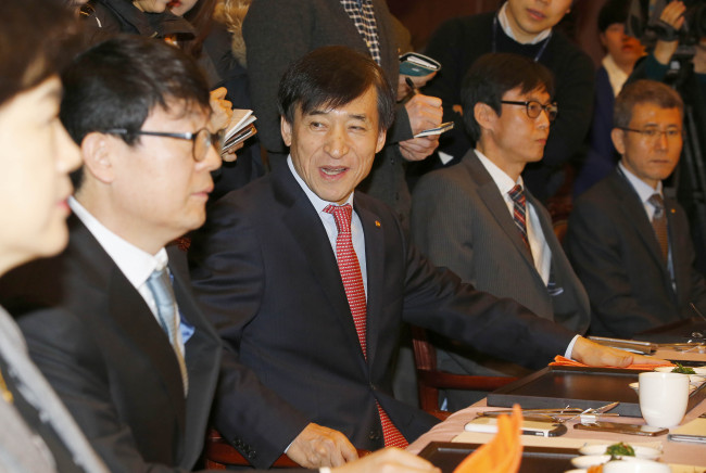 이주열 한국은행 총재가 24일 오전 서울 중구 한국은행에서 열린 경제동향 간담회에서 구조개혁의 중요성을 강조하고 있다. 이날 간담회에는 김극수 한국무역협회 국제무역연구원장, 송기석 BoA메릴린치  서울지점 전무, 신관호 고려대 교수, 장재철 씨티그룹 상무, 정성춘 대외경제정책연구원 국제거시금융본부장, 홍기석 이화여대 교수 등이 참석했다.  [사진제공=연합뉴스]