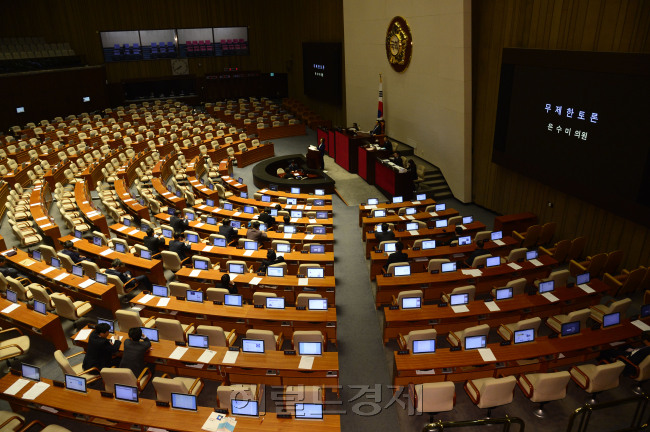 은수미 더불어민주당 의원이 24일 국회 본회의장에서 국회의장이 직권상정한 테러방지법의 본회의 의결을 막기 위해 무제한토론을 이어가고 있다. 은 의원은 새벽 2시30분부터 토론을 시작해 김광진 의원의 5시간 32분 기록을 넘어 기록을 이어가고 있다. 박해묵 기자/mook@heraldcorp.com