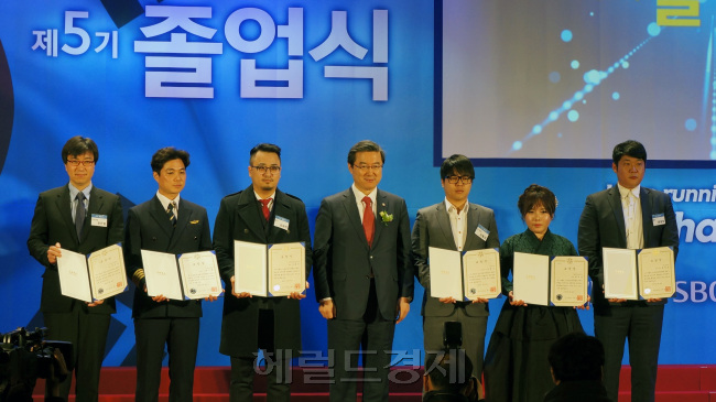 24일 경기도 안산시 청년창업사관학교에서 열린 제5기 청년창업사관학교 졸업식에서 주영섭 중소기업청장(왼쪽에서 네 번째)과 우수 졸업생들이 기념촬영을 하고 있다. 안산=정진영 기자/123@heraldcorp.com
