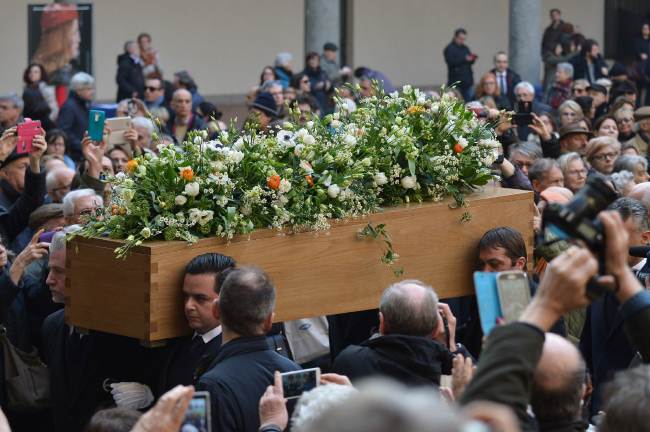 Men carry the coffin of late Italian novelist Umberto Eco at the end of a civil ritual Tuesday at the Sforza Castle in Milan, Italy. (AFP-Yonhap)