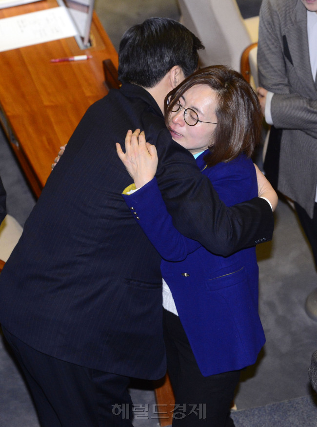 은수미 더불어민주당 의원이 24일 국회 본회의장에서 테러방지법의 본회의 의결을 막기 위한 무제한토론을 새벽부터 이어가고 있다. 은 의원은 새벽 2시30분부터 토론을 시작해 김광진 의원의 5시간 32분 기롣을 깨고 기록을 이어가고 있다. 박해묵 기자/mook@heraldcorp.com]