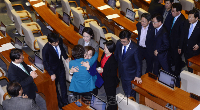 은수미 더불어민주당 의원이 24일 국회 본회의장에서 테러방지법의 본회의 의결을 막기 위한 무제한토론을 새벽부터 이어가고 있다. 은 의원은 새벽 2시30분부터 토론을 시작해 김광진 의원의 5시간 32분 기롣을 깨고 기록을 이어가고 있다. 박해묵 기자/mook@heraldcorp.com]