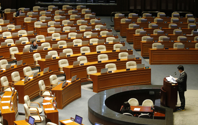 Most of the ruling party members‘ seats remain vacant as Rep. Park Won-suk of the minor Justice Party sets out as the fourth opposition member to deliver the marathon speech at the National Assembly on Wednesday. (Yonhap)