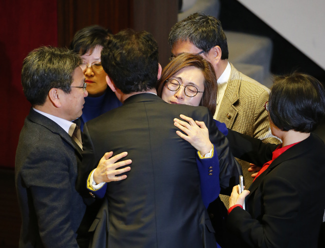 Teary-eyed Rep. Eun Soo-mi of The Minjoo Party of Korea is embraced by fellow lawmakers after setting the record of delivering a speech for over 10 hours at the National Assembly on Wednesday. (Yonhap)