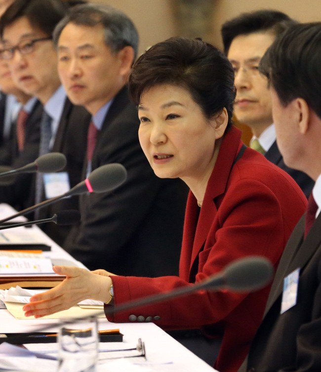 President Park Geun-hye speaks during an economic meeting at Cheong Wa Dae on Wednesday. (Yonhap)
