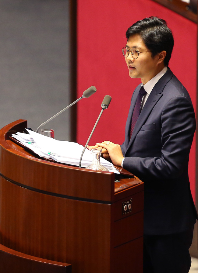 Rep. Kim Kwang-jin filibusters at the National Assembly on Tuesday. (Yonhap)