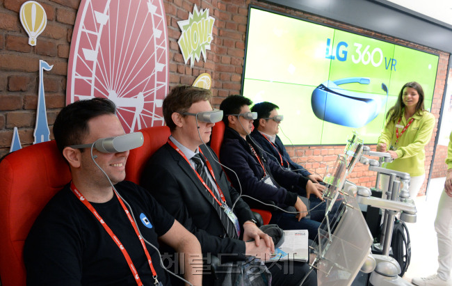 MWC2016에 소개된 다양한 VR 관련 기기들 (사진=LG전자 제공)