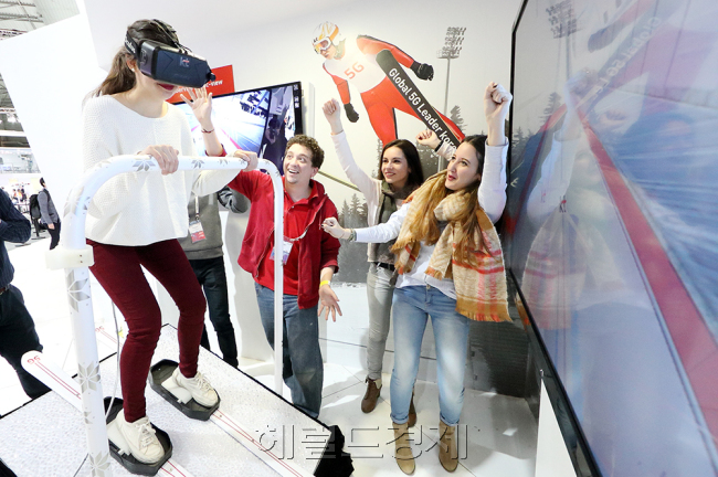MWC2016에 소개된 다양한 VR 관련 기기들 (사진=KT 제공)