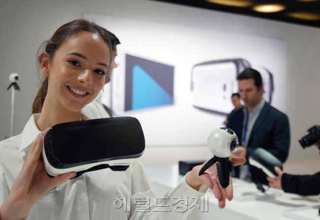 MWC2016에 소개된 다양한 VR 관련 기기들 (사진=삼성전자 제공)