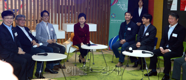 박근혜 대통령이 25일 오전 대전시 유성구 대전창조경제혁신센터를 방문해 참석자들과 인사를 나누고 있다. 안훈 기자/rosedale@heraldcorp.com
