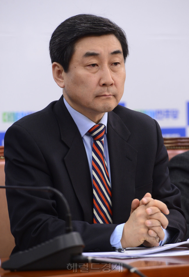 이종걸 더민주 원내대표가 25일 국회에서 열린 정책조정회의에서 발언을 준비하고 있다. 박해묵 기자/mook@heraldcorp.com