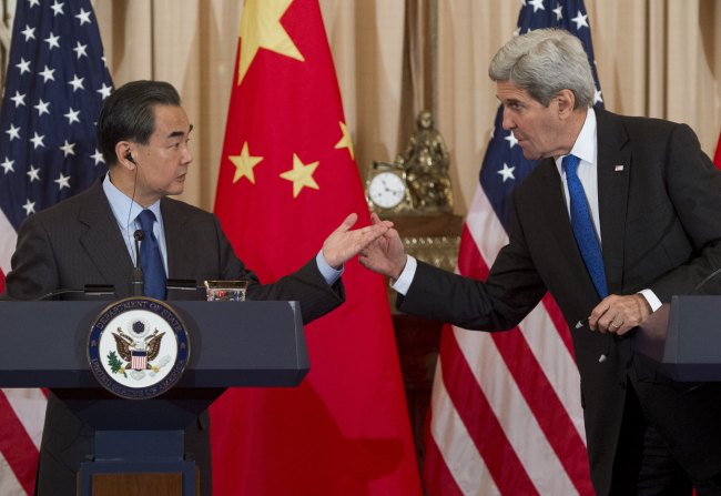 US Secretary of State John Kerry and Chinese Foreign Minister Wang Yi hold a press conference at the State Department in Washington, DC, February 23, 2016. The United States and China have made progress toward agreeing on a United Nations sanctions resolution to punish North Korea for its recent nuclear tests, the powers' top diplomats said February 23. (AFP-Yonhap)