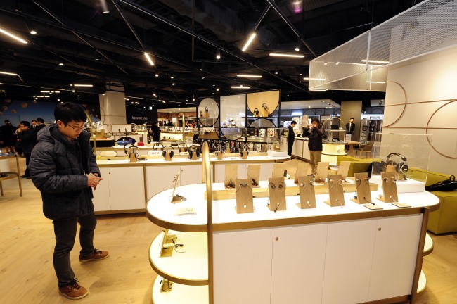 Korea’s second-largest retailer Shinsegae Group on Thursday unveiled the revamped Shinsegae Department Store in Gangnam, an affluent area in southern Seoul.