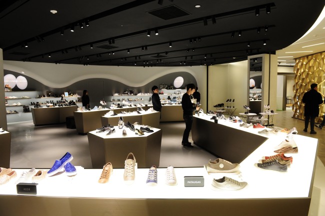 Korea’s second-largest retailer Shinsegae Group on Thursday unveiled the revamped Shinsegae Department Store in Gangnam, an affluent area in southern Seoul.