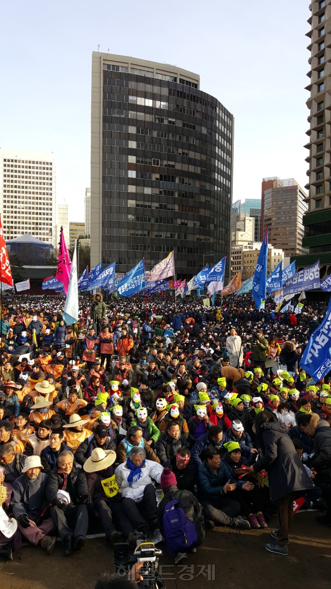 27일 예정된 4차 ‘민중총궐기 집회’와 관련, 경찰은 준법 집회는 보장하지만 불법행위 시 현장 검거에 나서겠다는 방침을 천명했다. 사진은 지난해 12월 서울 중구 서울광장에서 열린 2차 ‘민중총궐기 집회’ 때의 모습 ［헤럴드경제DB］