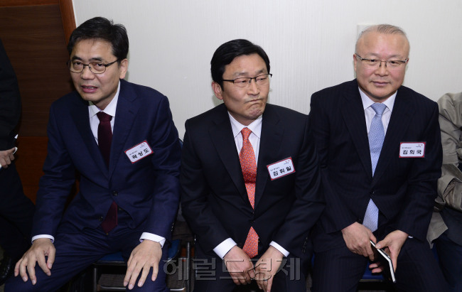 새누리당 공직후보자추천관리위원회가 26일 오전 서울 여의도 새누리당 당사에서 ‘진박 vs 비박’ 대결로 4ㆍ13총선 최대 관심지로 떠오른 대구ㆍ경북지역 공천신청자 면접을 실시하고 있다. 대구 중ㆍ남구 예비후보들인 비박계 김희국 의원, 김휘일 새누리당 중앙위원회 건설분과 부위원장, 친박계 곽상도 전 청와대민정수석(오른쪽부터)이 면접을 기다리고 있다. 박해묵 기자/mook@heraldcorp.com