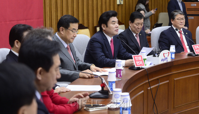 원유철 새누리당 원내대표가 26일 오전 서울 여의도 국회에서 열린 원내대책회의에서 모두발언을 하고 있다. 박해묵 기자/mook@heraldcorp.com