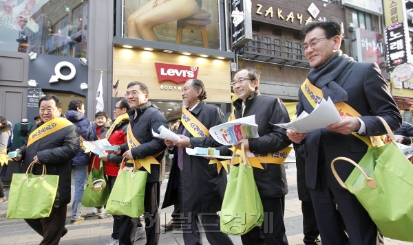 제1회 소상공인의 날을 맞아 가두캠페인을 벌이고 있는 소상공인 관계자들 [사진=헤럴드DB]