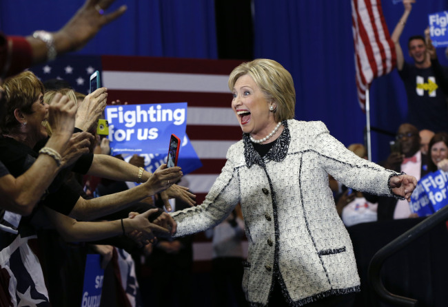 Democratic presidential candidate Hillary Clinton greets supporters as she arrives to speak to supporters at her election night watch party for the South Carolina Democratic primary in Columbia, S.C., Saturday. (AFP-Yonhap)