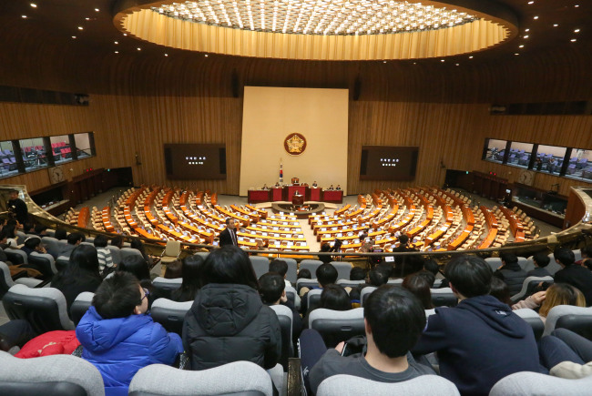 Spectators watch the record-breaking filibuster by the opposition members at the National Assembly on Sunday. (Yonhap)