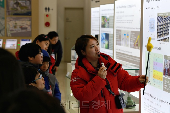 2월 28일 롯데월드타워 홍보관을 찾은 ‘강원도 아동복지센터’ 꿈나무들이 초고층 건축기술에 대한 설명을 듣고 있다.