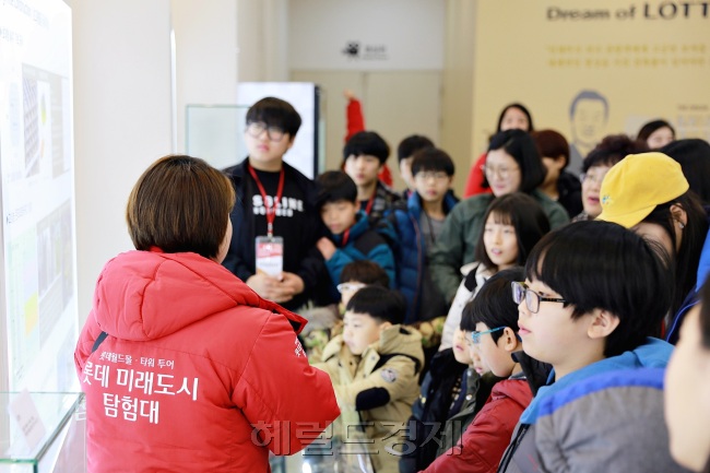 지난 28일 ‘롯데 미래도시 탐험대’ 관계자가 롯데월드타워 홍보관을 찾은 ‘강원도 아동복지센터’ 꿈나무들에게 초고층 건축기술에 대해 설명하고 있다.