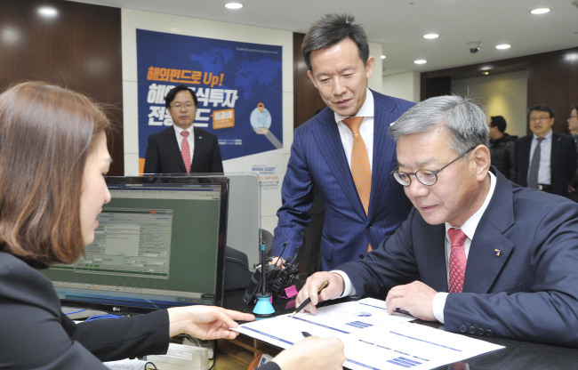 해외주식투자전용펀드 가입하는 황영기 회장. 왼쪽부터 미래에셋그룹 최현만 수석부회장, 금융투자협회 황영기 회장