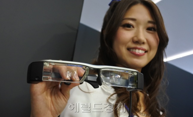 앱손은 CP+2016에서 스마트 웨어러블 글래스를 체험하는 특별 전시관을 마련했다