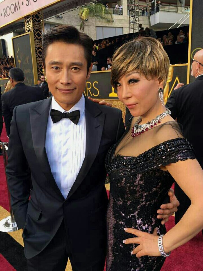 Lee Byung-hun (left) and Jo Su-mi on the red carpet at the 88th Academy Awards in Los Angeles. (Yonhap)