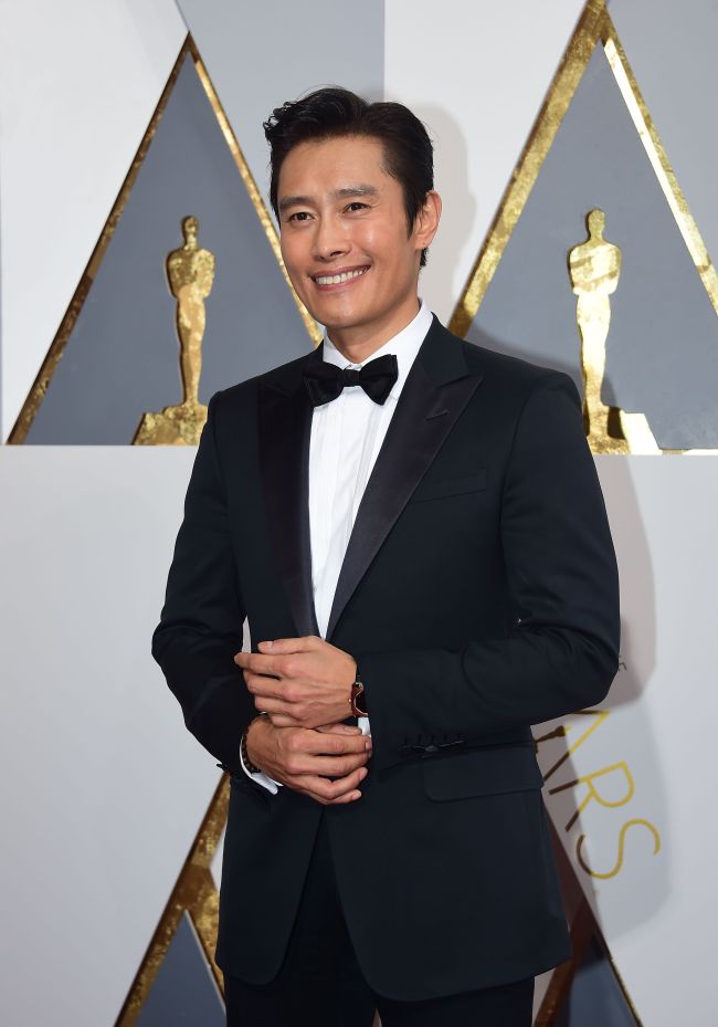 Lee Byung-hun poses for press at the 88th Academy Awards in Los Angeles. (Yonhap)