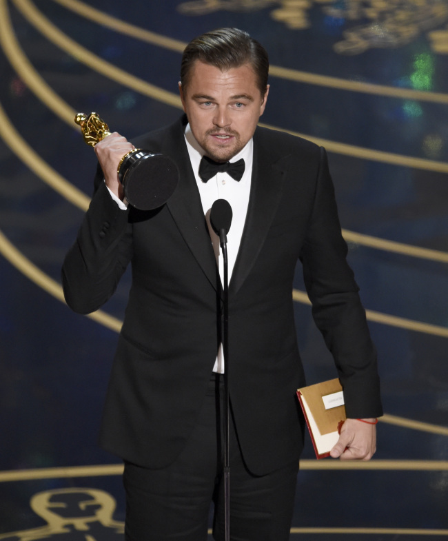 Leonardo DiCaprio accepts the award for best actor in a leading role for “The Revenant” at the Oscars on Sunday at the Dolby Theatre in Los Angeles. (AP-Yonhap)