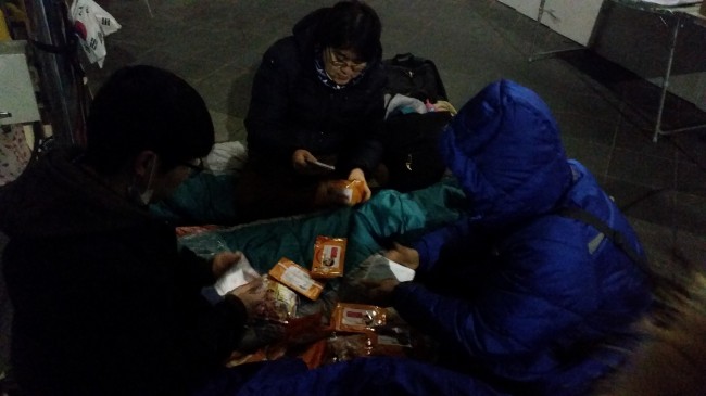 지난달 29일 밤새 휘몰아치는 맹추위를 이겨내기 위해 노숙 참가자들이 핫팩을 개봉하고 있다.
지난달 29일 밤새 휘몰아치는 맹추위를 이겨내기 위해 노숙 참가자들이 핫팩을 개봉하고 있다.
