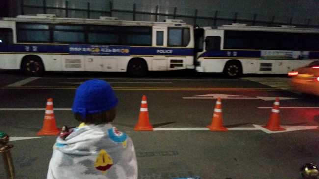지난 6일간의 노숙농성 기간동안 소녀상 지킴이 대학생들은 매일 밤 시동걸린 경찰버스에서 나오는 소음과 매연에 힘들어했다.
지난 6일간의 노숙농성 기간동안 소녀상 지킴이 대학생들은 매일 밤 시동걸린 경찰버스에서 나오는 소음과 매연에 힘들어했다.
