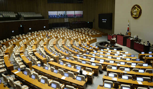 An independent lawmaker filibusters at the National Assembly on Tuesday. (Yonhap)