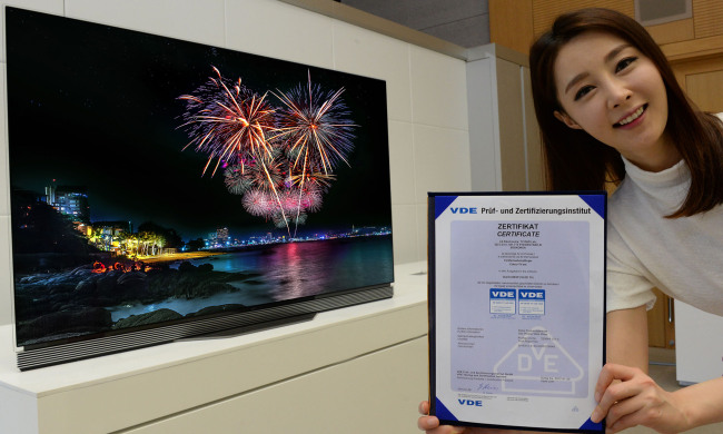 　CLEAR WINNER -- LG Electronics said Tuesday its high-end organic light-emitting diode TV has been recognized for excellent picture quality by Verband Deutscher Elektrotechniker, or VDE, one of the largest technical and scientific associations in Europe. LG said its OLED TV boasts the industry’s highest level of contrast and color expression thanks to its high dynamic range technology. (LGE)