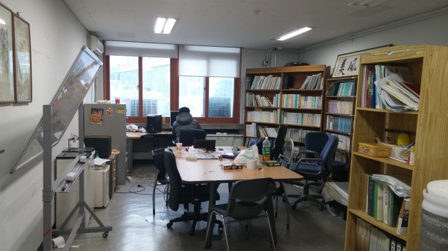 개강을 1주일여 앞둔 지난 23일 오후 서울 동작구 흑석동 중앙대 심리학과 학생회실. 새학기를 앞두고 설레는 분위기다(왼쪽 사진). 같은시각, 학과가 폐지돼 2014년부터 신입생을 받지 못한 중앙대 비교민속학과 학생회실이 썰렁하다.