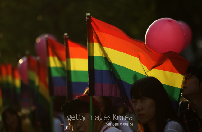 퀴어문화축제에 참가한 사람들의 모습. 무지개 깃발은 성소수자를 상징한다. [사진=게티이미지]