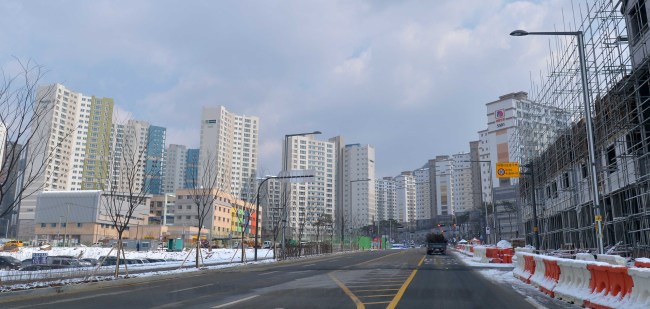 수도권에서 시작된 대출규제로 인해 매수심리가 얼어붙은 영향은 컸다. 전국 주택가격 상승세가 29개월만에 보합으로 돌아섰다. 사진은 위례신도시 전경. 사진=이상섭 기자/babtong@heraldcorp.com