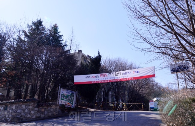 지난해 말 이주를 끝내고 상반기에 철거되는 개포 주공3단지 전경. ‘디 에이치’란 브랜드를 달고 최고 33층 높이 1320 가구로 탈바꿈하며, 오는 6월에 73가구를 일반분양할 예정이다. 이상섭 기자/babtong@heraldcorp.com