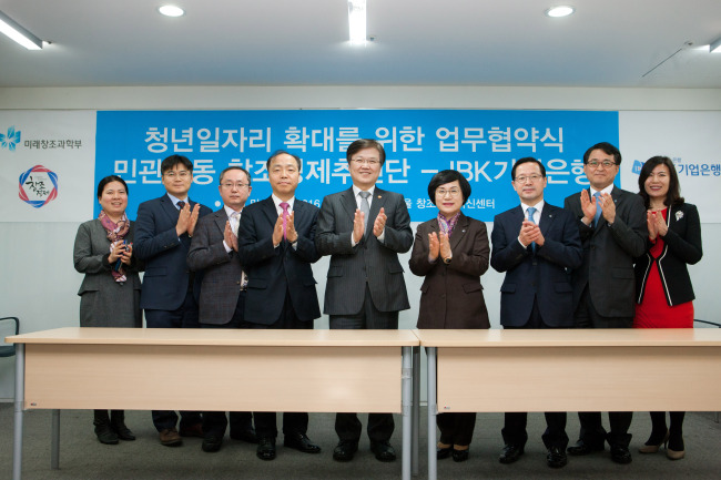 <YONHAP PHOTO-0774> 청년일자리 확대 업무협약 (서울=연합뉴스) 최양희 미래창조과학부 장관이 지난달 29일 오전 서울 종로구 서울창조경제혁신센터에서 열린 '청년일자리 확대를 위한 민관합동창조경제추진단-IBK기업은행 업무협약식' 에 참석해 기념촬영 하고 있다. 왼쪽부터 이우영 민관합동창조경제추진단 팀장, 안창용 미래창조과학부 창조융합기획과장, 이성봉 민관합동창조경제추진단 부단장, 조봉환 민관합동창조경제추진단장, 최양희 미래창조과학부 장관, 권선주 IBK기업은행장, 장주성 IBK기업은행 부행장, 김기원 IBK기업은행 기업지원부장, 이현숙 IBK기업은행 일자리창출팀장. 2016.3.1 <<미래창조과학부 제공>> photo@yna.co.kr/2016-03-01 12:00:08/ <저작권자 ⓒ 1980-2016 ㈜연합뉴스. 무단 전재 재배포 금지.>
<YONHAP PHOTO-0774> 청년일자리 확대 업무협약 (서울=연합뉴스) 최양희 미래창조과학부 장관이 지난달 29일 오전 서울 종로구 서울창조경제혁신센터에서 열린 '청년일자리 확대를 위한 민관합동창조경제추진단-IBK기업은행 업무협약식' 에 참석해 기념촬영 하고 있다. 왼쪽부터 이우영 민관합동창조경제추진단 팀장, 안창용 미래창조과학부 창조융합기획과장, 이성봉 민관합동창조경제추진단 부단장, 조봉환 민관합동창조경제추진단장, 최양희 미래창조과학부 장관, 권선주 IBK기업은행장, 장주성 IBK기업은행 부행장, 김기원 IBK기업은행 기업지원부장, 이현숙 IBK기업은행 일자리창출팀장. 2016.3.1 <<미래창조과학부 제공>> photo@yna.co.kr/2016-03-01 12:00:08/ <저작권자 ⓒ 1980-2016 ㈜연합뉴스. 무단 전재 재배포 금지.>