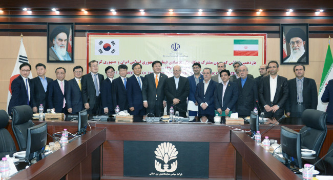 <YONHAP PHOTO-0502> 제11차 한?이란 경제공동위원회 (서울=연합뉴스) 주형환 산업통상자원부 장관이 29일(현지시간) 이란 테헤란 무역진흥청 회의실에서 열린 '제11차 한?이란 경제공동위원회'에 참석, 금융, 재정, 관세, 세제분과를 비롯한 6개 분과 분야별 의제 발표를 가진 후 합의의사록 서명한 뒤 기념촬영을 하고 있다. 2016.3.1 <<산업통상자원부 제공>> photo@yna.co.kr/2016-03-01 08:45:51/ <저작권자 ⓒ 1980-2016 ㈜연합뉴스. 무단 전재 재배포 금지.>
<YONHAP PHOTO-0502> 제11차 한?이란 경제공동위원회 (서울=연합뉴스) 주형환 산업통상자원부 장관이 29일(현지시간) 이란 테헤란 무역진흥청 회의실에서 열린 '제11차 한?이란 경제공동위원회'에 참석, 금융, 재정, 관세, 세제분과를 비롯한 6개 분과 분야별 의제 발표를 가진 후 합의의사록 서명한 뒤 기념촬영을 하고 있다. 2016.3.1 <<산업통상자원부 제공>> photo@yna.co.kr/2016-03-01 08:45:51/ <저작권자 ⓒ 1980-2016 ㈜연합뉴스. 무단 전재 재배포 금지.>