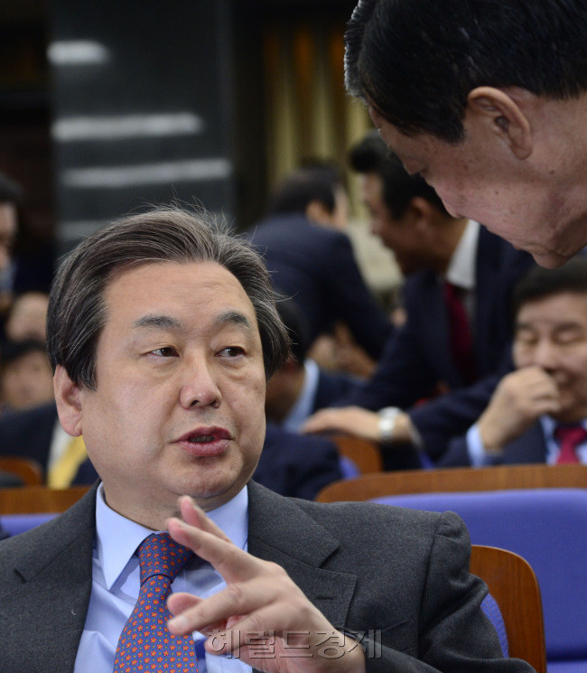 김무성 새누리당 대표와 황진하 사무총장이 2일 오전 서울 여의도 국회에서 열린 새누리당 의원총회에서 이야기를 나누고 있다. 박해묵 기자/mook@heraldcorp.com
김무성 새누리당 대표와 황진하 사무총장이 2일 오전 서울 여의도 국회에서 열린 새누리당 의원총회에서 이야기를 나누고 있다. 박해묵 기자/mook@heraldcorp.com
