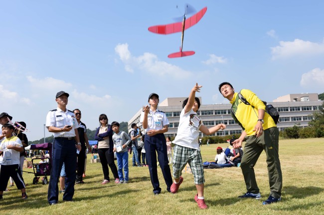 <YONHAP PHOTO-1554> 공군, '제38회 공군참모총장배 스페이스 챌린지 2016' 개최 (서울=연합뉴스) 공군은 오는 26일 '제38회 공군참모총장배 스페이스 챌린지(Space Challenge) 2016'이 시작된다고 2일 밝혔다. 스페이스 챌린지 대회는 미래의 희망인 청소년들에게 하늘과 우주에 대한 꿈을 심어주고, 항공우주사상의 저변을 확대하고자 1979년 처음 개최됐다. 오는 26일 제3훈련비행단 '경남 중ㆍ서부 지역'을 시작으로 6월 25일 제19전투비행단의 ‘충북 북부지역’까지 전국 15개 지역에서 예선대회를 먼저 실시한다. 예선대회에서 우수한 성적을 거둔 참가자들은 9월 3일 공군사관학교에서 진행되는 본선대회에 참가해 우승을 위한 진검승부를 펼치게 된다. 사진은 제37회 공군참모총장배 스페이스 챌린지 2015 본선대회에서 참가 학생이 고무동력기를 날리는 모습. 2016.3.2 << 공군 제공 >> photo@yna.co.kr/2016-03-02 09:44:20/ <저작권자 ⓒ 1980-2016 ㈜연합뉴스. 무단 전재 재배포 금지.>
<YONHAP PHOTO-1554> 공군, '제38회 공군참모총장배 스페이스 챌린지 2016' 개최 (서울=연합뉴스) 공군은 오는 26일 '제38회 공군참모총장배 스페이스 챌린지(Space Challenge) 2016'이 시작된다고 2일 밝혔다. 스페이스 챌린지 대회는 미래의 희망인 청소년들에게 하늘과 우주에 대한 꿈을 심어주고, 항공우주사상의 저변을 확대하고자 1979년 처음 개최됐다. 오는 26일 제3훈련비행단 '경남 중ㆍ서부 지역'을 시작으로 6월 25일 제19전투비행단의 ‘충북 북부지역’까지 전국 15개 지역에서 예선대회를 먼저 실시한다. 예선대회에서 우수한 성적을 거둔 참가자들은 9월 3일 공군사관학교에서 진행되는 본선대회에 참가해 우승을 위한 진검승부를 펼치게 된다. 사진은 제37회 공군참모총장배 스페이스 챌린지 2015 본선대회에서 참가 학생이 고무동력기를 날리는 모습. 2016.3.2 << 공군 제공 >> photo@yna.co.kr/2016-03-02 09:44:20/ <저작권자 ⓒ 1980-2016 ㈜연합뉴스. 무단 전재 재배포 금지.>