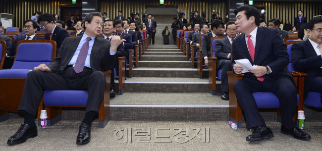 김무성 새누리당 대표와 원유철 원내대표가 2일 오전 서울 여의도 국회에서 열린 새누리당 의원총회에서 이야기를 나누고 있다. 박해묵 기자/mook@heraldcorp.com